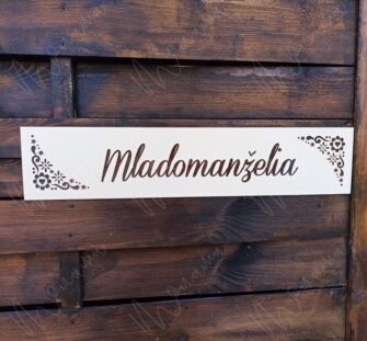 Svadobná ŠPZ s nápisom Sme svoji – elegantná dekorácia na svadobné auto s folklórnym gravírovaním.