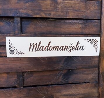 Svadobná ŠPZ s nápisom Sme svoji – elegantná dekorácia na svadobné auto s folklórnym gravírovaním.