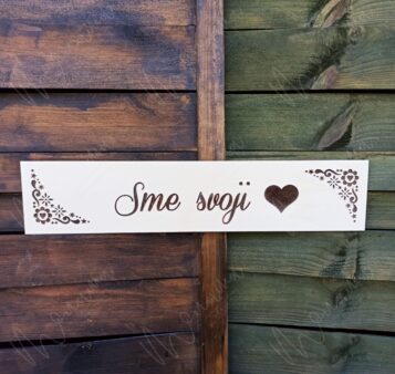 Svadobná ŠPZ s nápisom Sme svoji – elegantná dekorácia na svadobné auto s folklórnym gravírovaním.