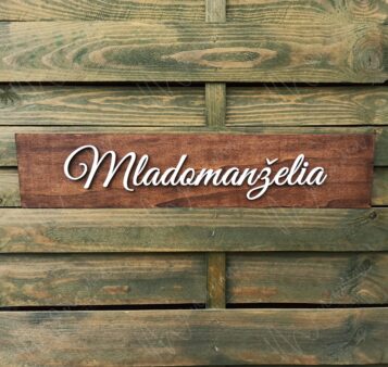 Drevená ŠPZ s nápisom Mladomanželia – štýlová svadobná dekorácia na auto.