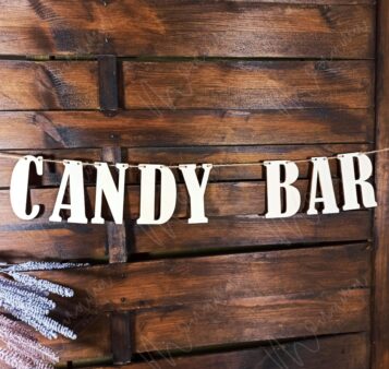 Drevená girlanda s nápisom CANDY BAR – štýlová dekorácia na svadby a oslavy.