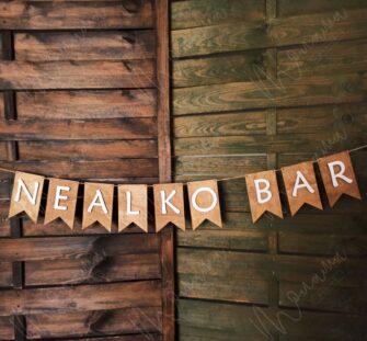 Drevená girlanda NEALKO BAR – svadobná a párty dekorácia Drevená girlanda s nápisom NEALKO BAR – štýlová dekorácia na svadby a oslavy.