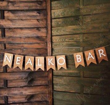 Drevená girlanda s nápisom NEALKO BAR – štýlová dekorácia na svadby a oslavy.