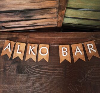 Drevená girlanda Alko bar MAREA Drevená girlanda s nápisom ALKO BAR – štýlová dekorácia na svadby a oslavy.