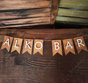 Drevená girlanda s nápisom ALKO BAR – štýlová dekorácia na svadby a oslavy.
