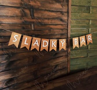 Drevená girlanda s nápisom SLADKÝ BAR – rustikálna dekorácia na svadby a oslavy.