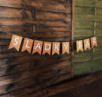 Drevená girlanda s nápisom SLADKÝ BAR – rustikálna dekorácia na svadby a oslavy.