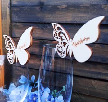 Drevená menovka motýľ – personalizovaná dekorácia na pohár s gravírovaným menom a elegantným vyrezávaným vzorom.