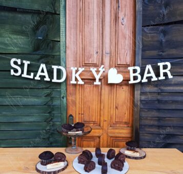 Girlanda SLADKÝ BAR so srdiečkom – rustikálna dekorácia na svadby a oslavy.