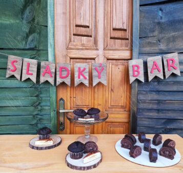 Dekorácia SLADKÝ BAR – rustikálna girlanda s výraznými červenými písmenami na svadby a oslavy.