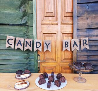 Drevený nápis CANDY BAR – elegantná dekorácia na sladký bar Drevený nápis CANDY BAR – rustikálna dekorácia na svadobný sladký stôl alebo oslavu.