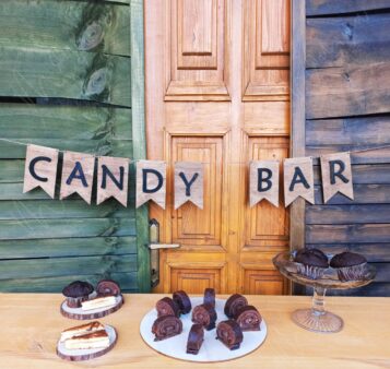 Drevený nápis CANDY BAR – rustikálna dekorácia na svadobný sladký stôl alebo oslavu.
