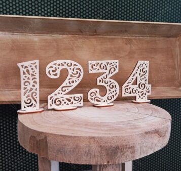 Drevené svadobné čísla s ornamentálnym vzorom – elegantná dekorácia na svadby, oslavy a eventy.