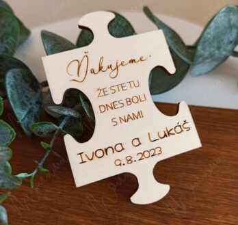 Drevená svadobná magnetka v tvare puzzle s gravírovaným poďakovaním „Ďakujeme, že ste tu dnes boli s nami“, menami „Ivona a Lukáš“ a dátumom svadby „9.8.2023“. Rustikálny svadobný darček pre hostí, vyrobený z kvalitného dreva, s magnetom na zadnej strane.