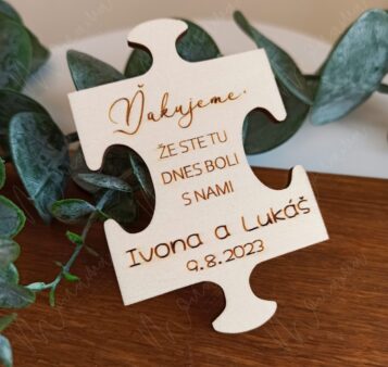 Drevená svadobná magnetka v tvare puzzle s gravírovaným poďakovaním „Ďakujeme, že ste tu dnes boli s nami“, menami „Ivona a Lukáš“ a dátumom svadby „9.8.2023“. Rustikálny svadobný darček pre hostí, vyrobený z kvalitného dreva, s magnetom na zadnej strane.