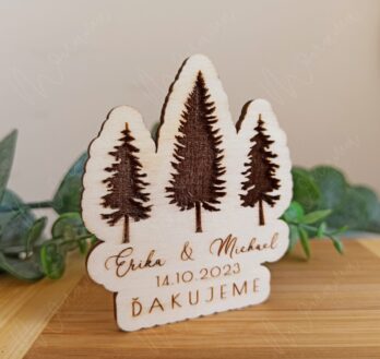 Drevená svadobná magnetka s motívom lesa a gravírovanými menami „Erika & Michael“, dátumom svadby „14.10.2023“ a poďakovaním „Ďakujeme“. Rustikálny svadobný darček pre hostí, vyrobený z prírodného dreva s magnetom na zadnej strane.