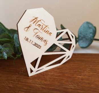 Drevená svadobná magnetka v tvare geometrického srdca s gravírovanými menami „Martina & Tomáš“ a dátumom svadby „18.11.2023“. Štýlový rustikálny svadobný darček pre hostí, vyrobený z kvalitného dreva s magnetom na zadnej strane.
