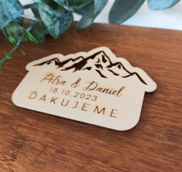 Drevená svadobná magnetka s gravírovaným motívom hôr, menami „Petra & Daniel“, dátumom svadby „18.10.2023“ a poďakovaním „Ďakujeme“. Rustikálny svadobný darček pre hostí, vyrobený z prírodného dreva s magnetom na zadnej strane.