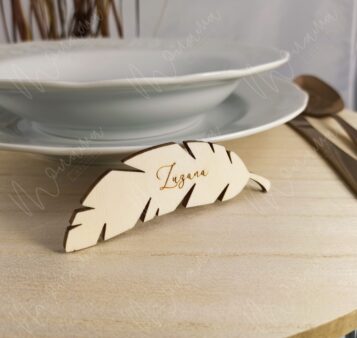 Drevená menovka na svadobný stôl v tvare pierka – elegantná personalizovaná dekorácia s gravírovaným menom.