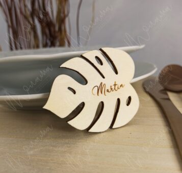 Svadobná menovka monstera – drevená personalizovaná dekorácia s gravírovaným menom.