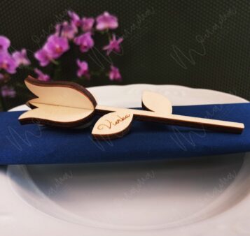Drevená menovka tulipán – elegantná personalizovaná dekorácia na svadobný stôl s gravírovaným menom.