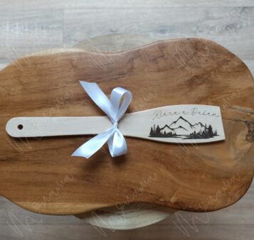 Drevená vareška s gravírovaným motívom a menami ozdobená saténovou stuhou.