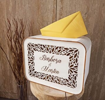 Drevená pokladnička na listy s menami Barbora & Martin – elegantná svadobná krabička na odkazy a priania od hostí.