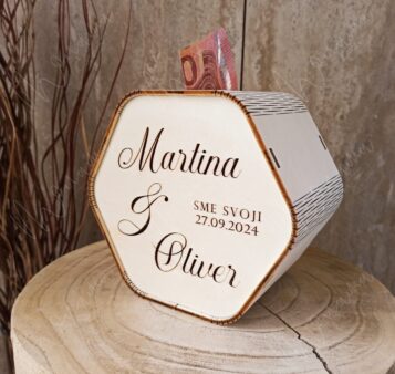 Svadobná pokladnička na REDOVÝ tanec s menami a dátumom – elegantná drevená dekorácia na zbieranie finančných darov.