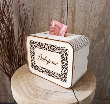 Drevená pokladnička na redový tanec – elegantná dekorácia na svadobné dary s gravírovaným nápisom Ďakujeme.