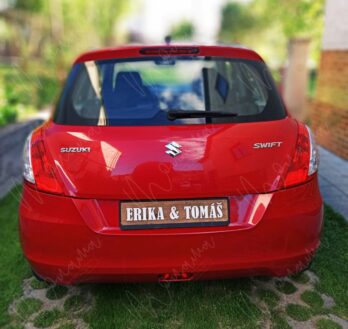 Drevená svadobná tabuľka ŠPZ s menami Erika a Tomáš