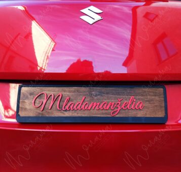 Svadobná ŠPZ na auto s nápisom Mladomanželia – elegantná drevená tabuľa s vyrezávaným textom.