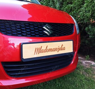 Drevená ceduľa – personalizovaná tabuľa s nápisom Mladomanželia na svadobné auto Drevená ceduľa s nápisom Mladomanželia – elegantná dekorácia na svadobné auto.