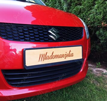 Drevená ceduľa s nápisom Mladomanželia – elegantná dekorácia na svadobné auto.