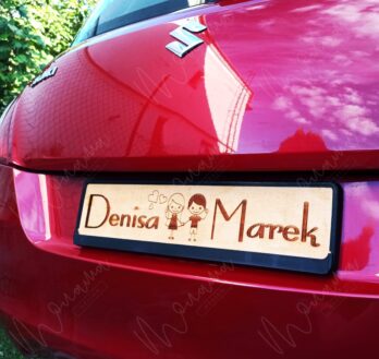 Drevená tabuľa s menami Denisa & Marek – personalizovaná dekorácia na svadobné auto s gravírovaným dizajnom.