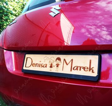Drevená tabuľa s menami Denisa & Marek – personalizovaná dekorácia na svadobné auto s gravírovaným dizajnom.