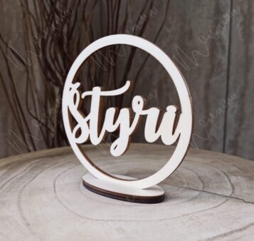 Drevené svadobné číslo na stôl vyrobené z preglejky, elegantne vyrezané v kruhovom dizajne s číslom.