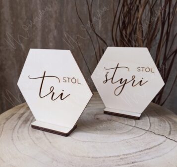 Drevené svadobné číslo na stôl v tvare hexagonu, vyrobené z preglejky, s gravírovaným textom „Stôl štyri“.