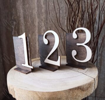 Drevené stolové číslo 3 – elegantná svadobná dekorácia z prírodného dreva, vhodná na stôl.