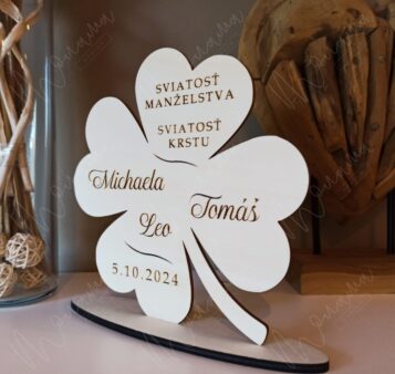 Svadobný nápis na stôl v tvare štvorlístka s gravírovanými menami, dátumom svadby a sviatosťami – jedinečný drevený doplnok na výzdobu svadobného stola.