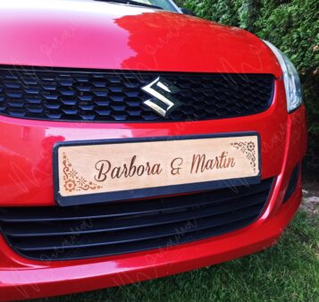 Svadobná ceduľa s menami Barbora & Martin – elegantná drevená tabuľa na svadobné auto s folklórnym gravírovaním.