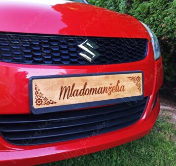 Svadobná tabuľa s nápisom Mladomanželia – drevená dekorácia na svadobné auto s gravírovaným folklórnym vzorom.