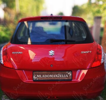 Drevená svadobná tabuľka ŠPZ s nápisom „Mladomanželia“ na červenom aute.