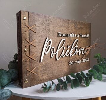 Drevená svadobná kniha hostí s gravírovanými menami, dátumom svadby a viazaním na šnúrky – rustikálny štýl a elegantné prevedenie.