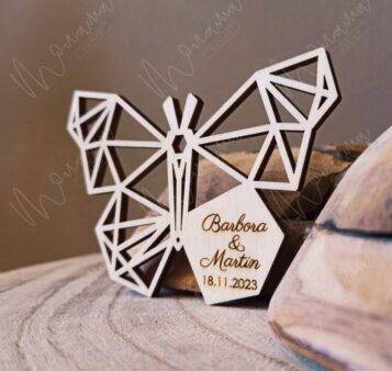 Drevená svadobná magnetka v tvare geometrického motýľa s gravírovanými menami a dátumom svadby. Rustikálny svadobný darček pre hostí, vyrobený z prírodného dreva s magnetom na zadnej strane.