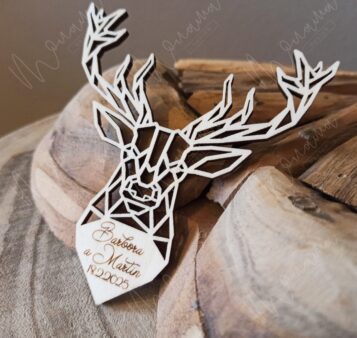 Drevená svadobná magnetka v tvare geometrického jeleňa s gravírovanými menami 