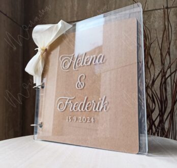 Akrylový svadobný fotoalbum s personalizovaným gravírovaním mien snúbencov a dátumom svadby – elegantný moderný dizajn so stuhou.