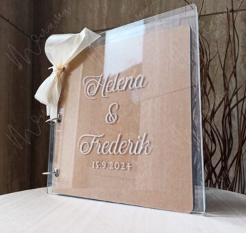Akrylový svadobný fotoalbum s personalizovaným gravírovaním mien snúbencov a dátumom svadby – elegantný moderný dizajn so stuhou.