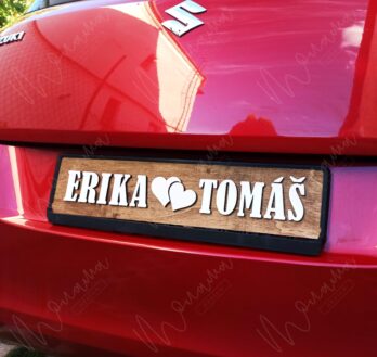 Drevená svadobná tabuľka ŠPZ s menami Erika a Tomáš