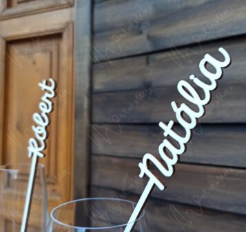 Originálna drevená menovka s menom - zapichovacia – personalizovaná dekorácia do pohárov na svadby a oslavy.