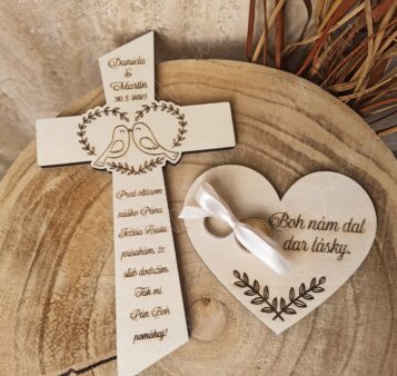 Drevený svadobný krížik s gravírovanými menami, dátumom svadby a podnosom na obrúčky v tvare srdca s nápisom ‚Boh nám dal dar lásky.